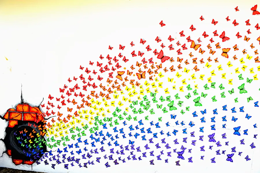 Mural de mariposas con los colores del arcoíris