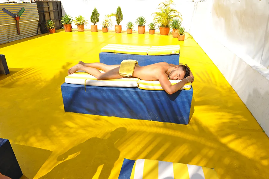 Zona de bronceo con camas amarillas y azules