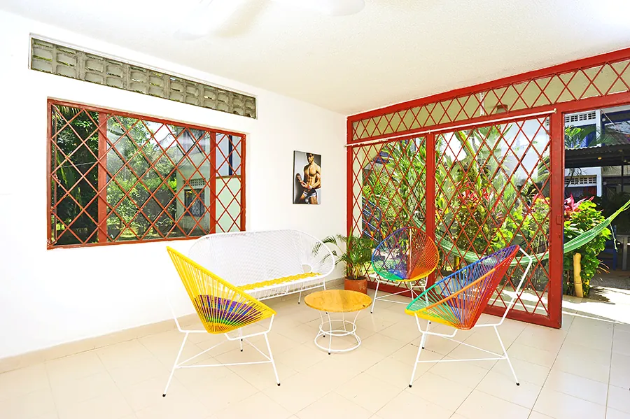 Sala con sillas de colores