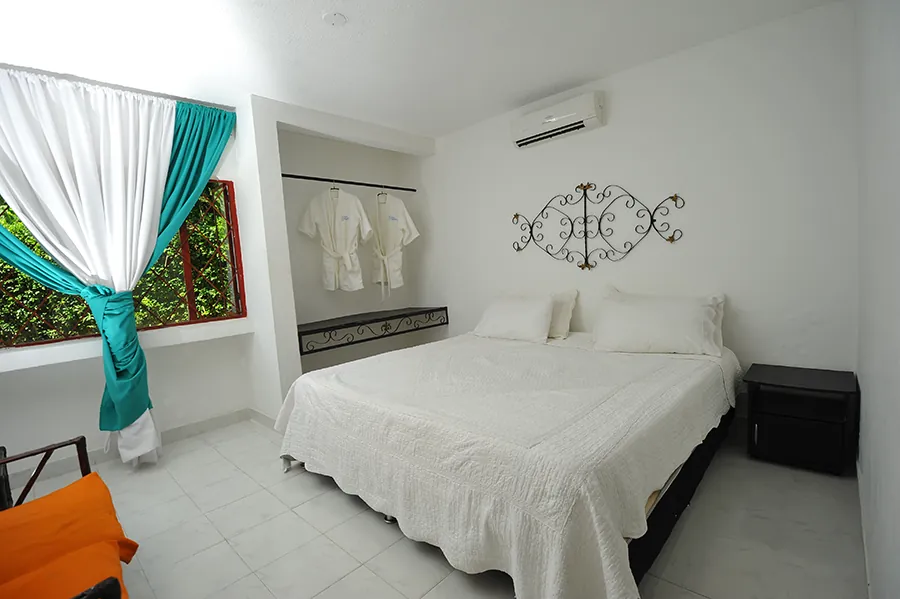 Habitación blanca con cortinas
