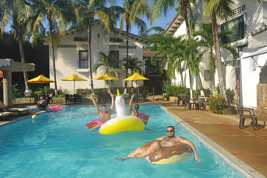 Piscina con flotador de unicornio