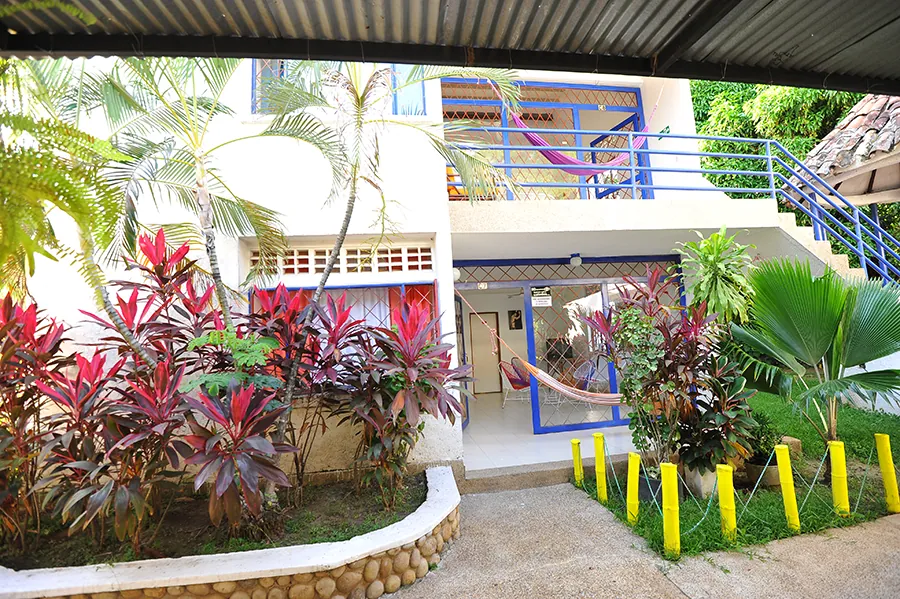 Jardines de colores frente a las habitaciones